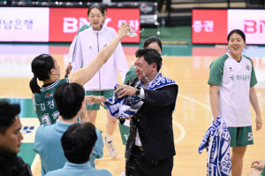 [WKBL 현장코멘트] 부임 첫 3연승 김도완 하나원큐 감독, 