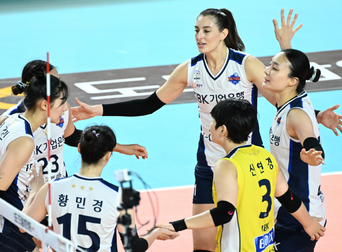 '20점조차 노터치' 폰푼 자리잡은 기업은행, 거침없는 3연승→도로공사 …