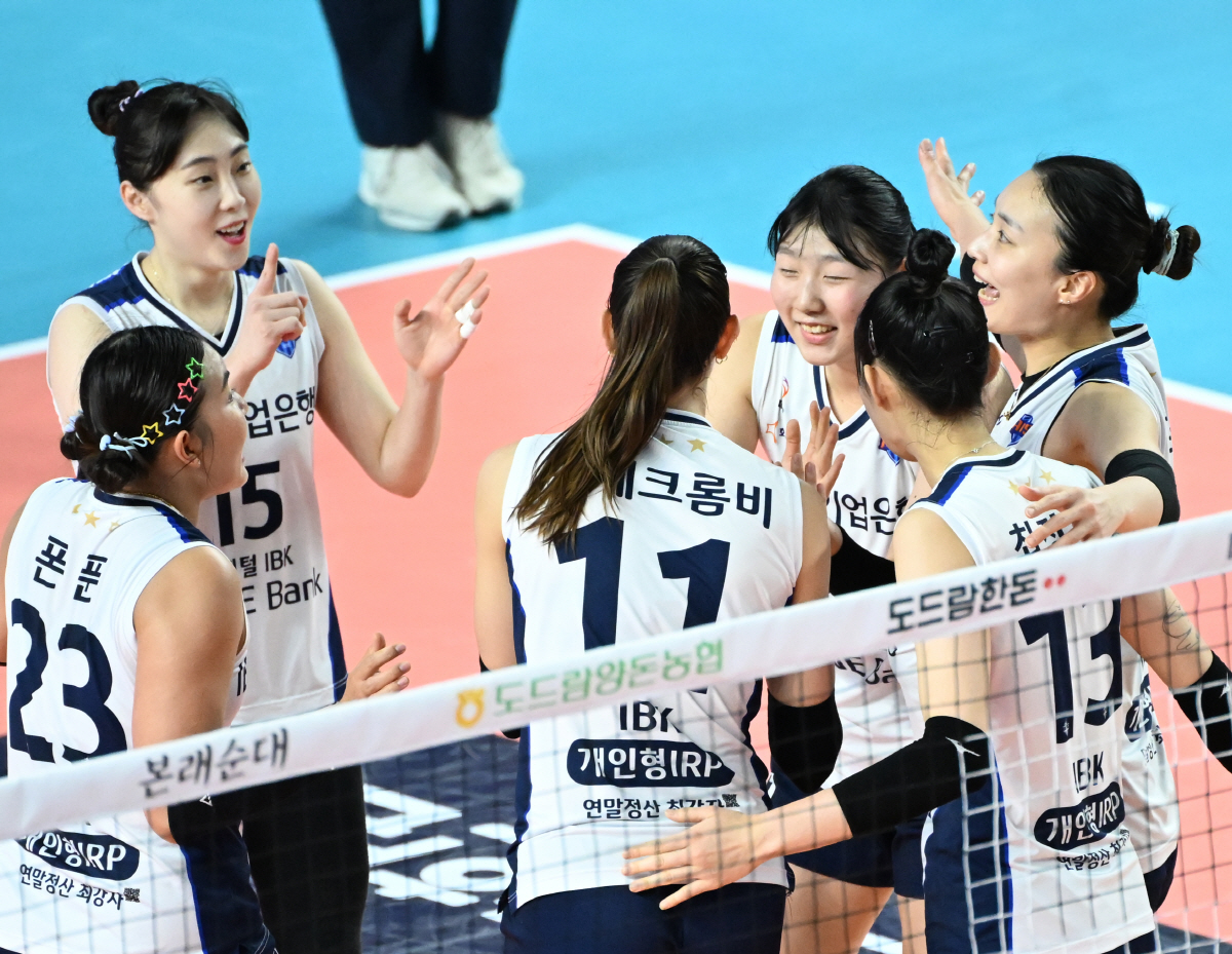 '20점조차 노터치' 폰푼 자리잡은 기업은행, 거침없는 3연승→도로공사 …