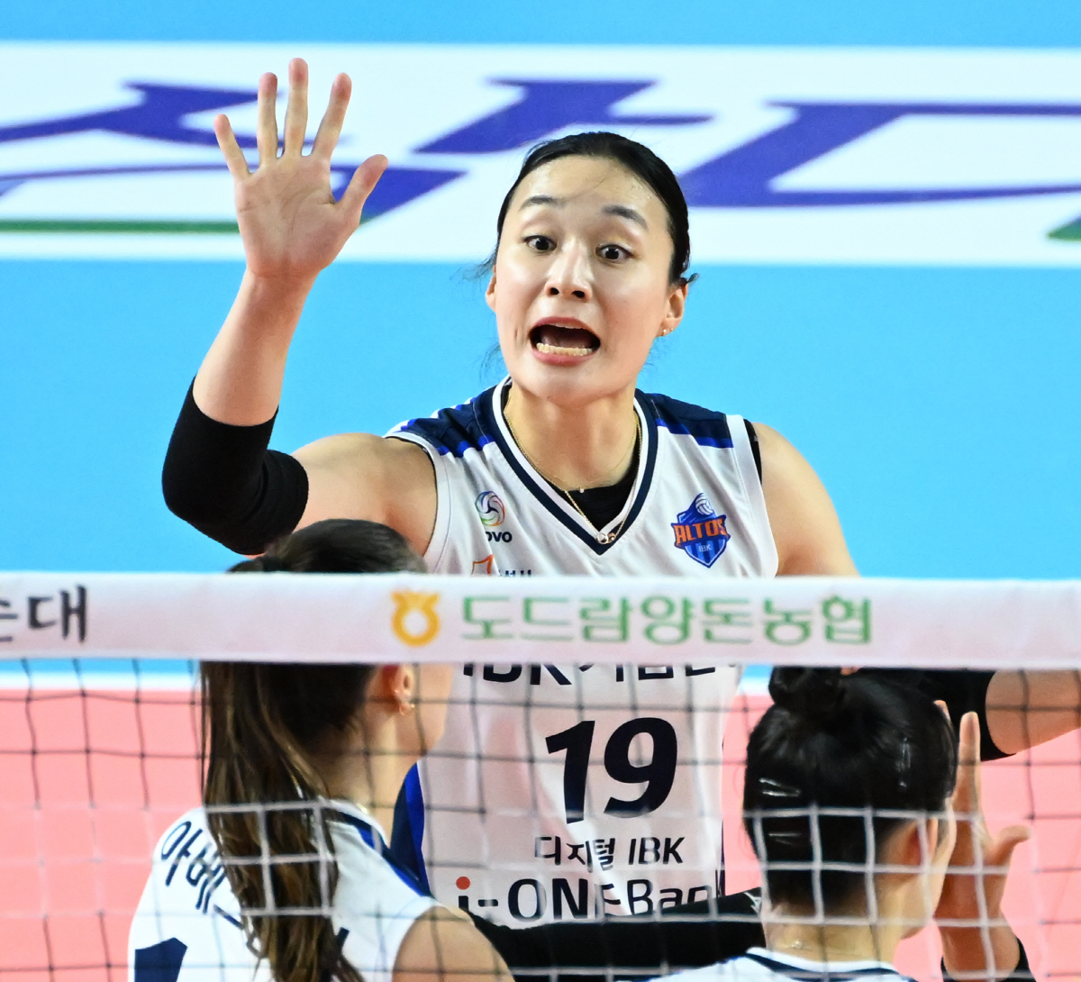 '20점조차 노터치' 폰푼 자리잡은 기업은행, 거침없는 3연승→도로공사 …