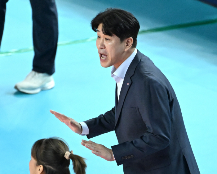 디펜딩챔피언이 5연패라니. 속상한 사령탑 "상대와 싸우기전에 자기자신부터…