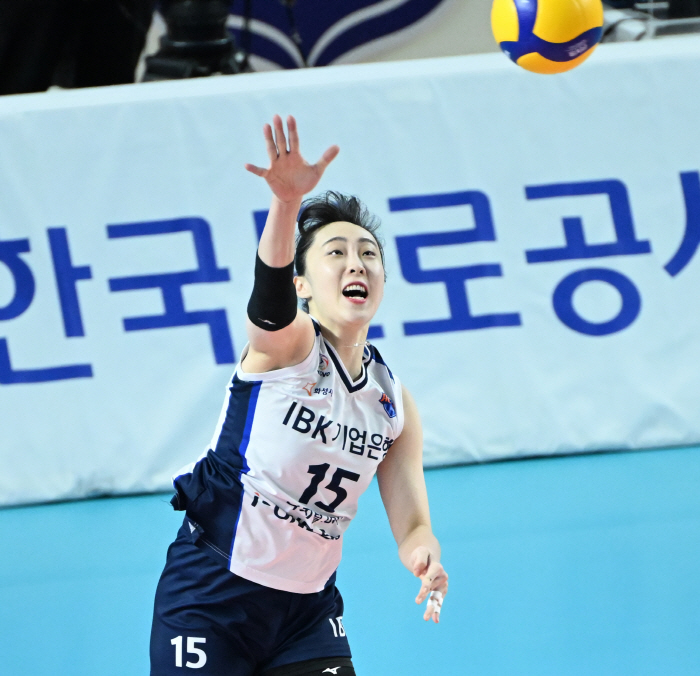 "가슴이 '덜컥' 했다" 천하의 김호철도 깜짝→트레이너도 '경기불가' 사…