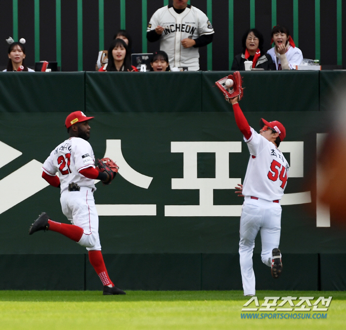 '팀내 타율 1위' 예상보다 오래 걸리는 SSG 외인 타자 재계약, 빨간…