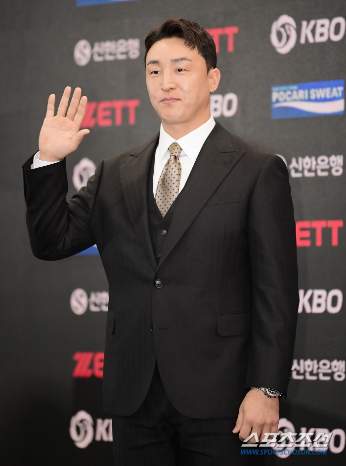 "이탈리아 남자 컨셉, 넥타이 색깔로 의지 표현"…멋 낸 타격 2관왕, …