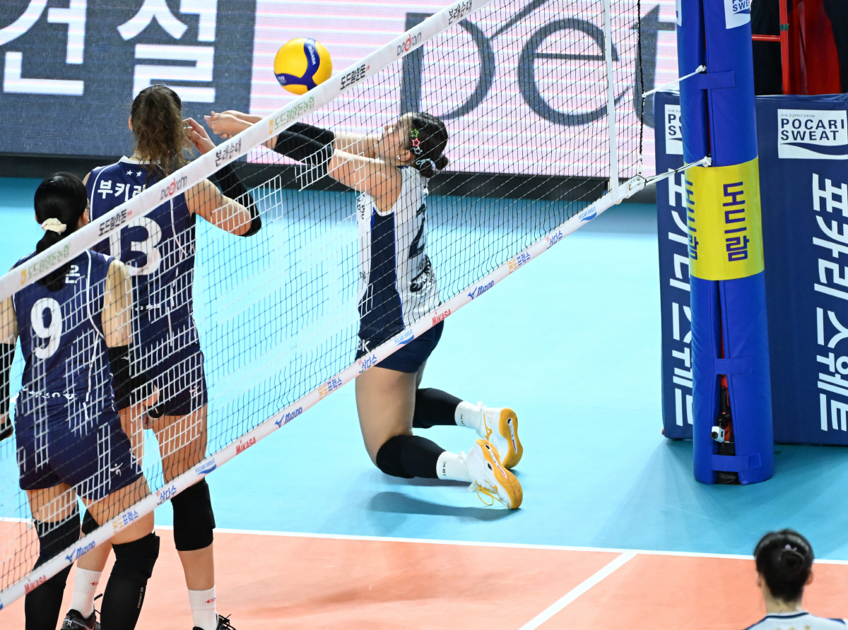 "편하게만 하면 안돼!" '5연패' 디펜딩챔프→亞최고 세터까지…'동병상련…