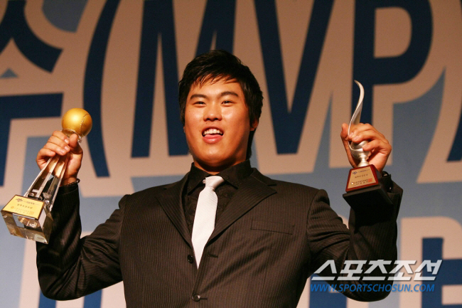 2006년 프로야구 시상식에서 신인왕과 MVP를 차지한 류현진. 조병관기자 rainmaker@
