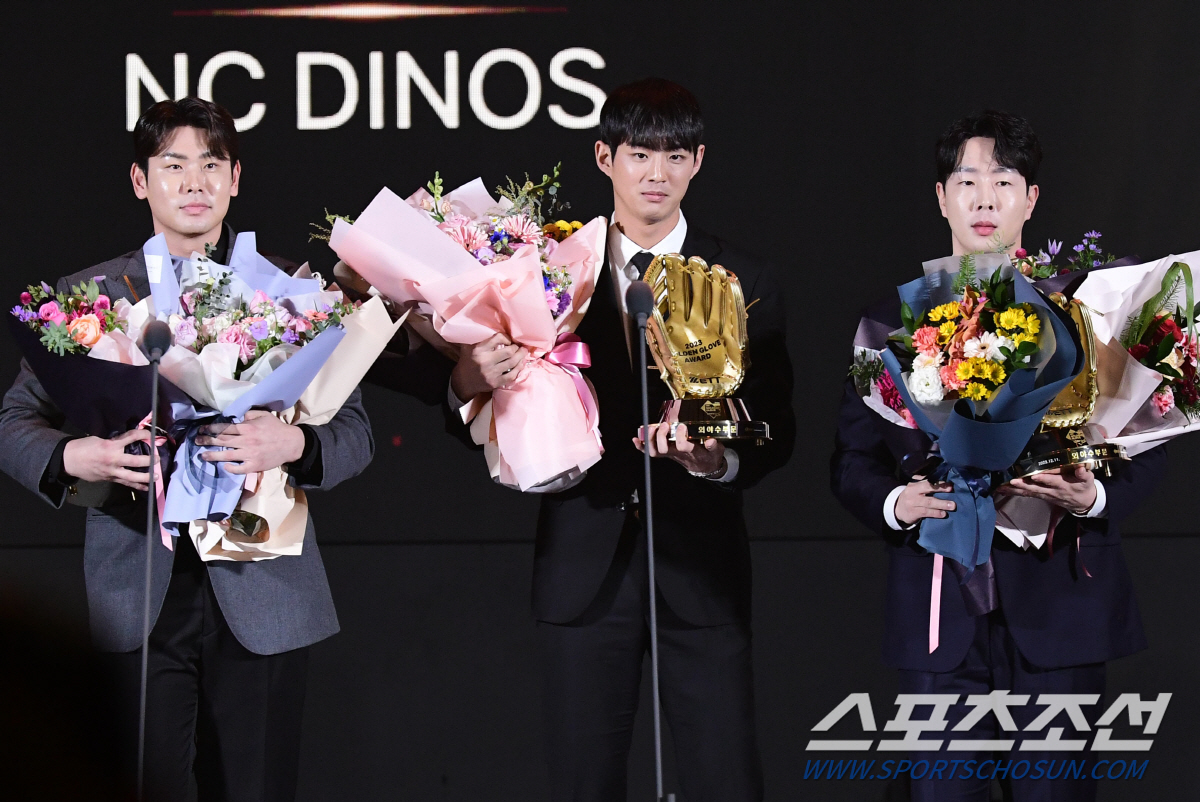 11일 서울 삼성동 코엑스 오디토리움에서 열린 KBO 골든글러브 시상식. 외야수 부문을 수상하고 있는 LG 홍창기, 삼성 구자욱, NC 박건우. 삼성동=송정헌 기자songs@sportschosun.com/2023.12.11/