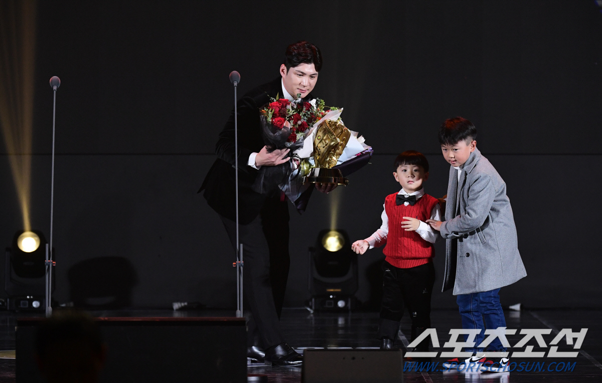 "자리를 빛내주면 좋을 것 같아서..." 황금장갑보다 더 빛난 2위. 3…