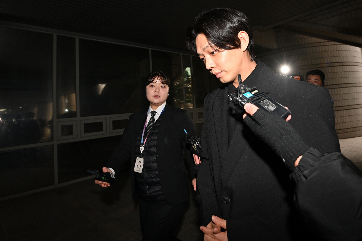 [종합] "실망X피해 안겨 죄송"…'마약 상습 투약' 유아인, 첫 재판 …