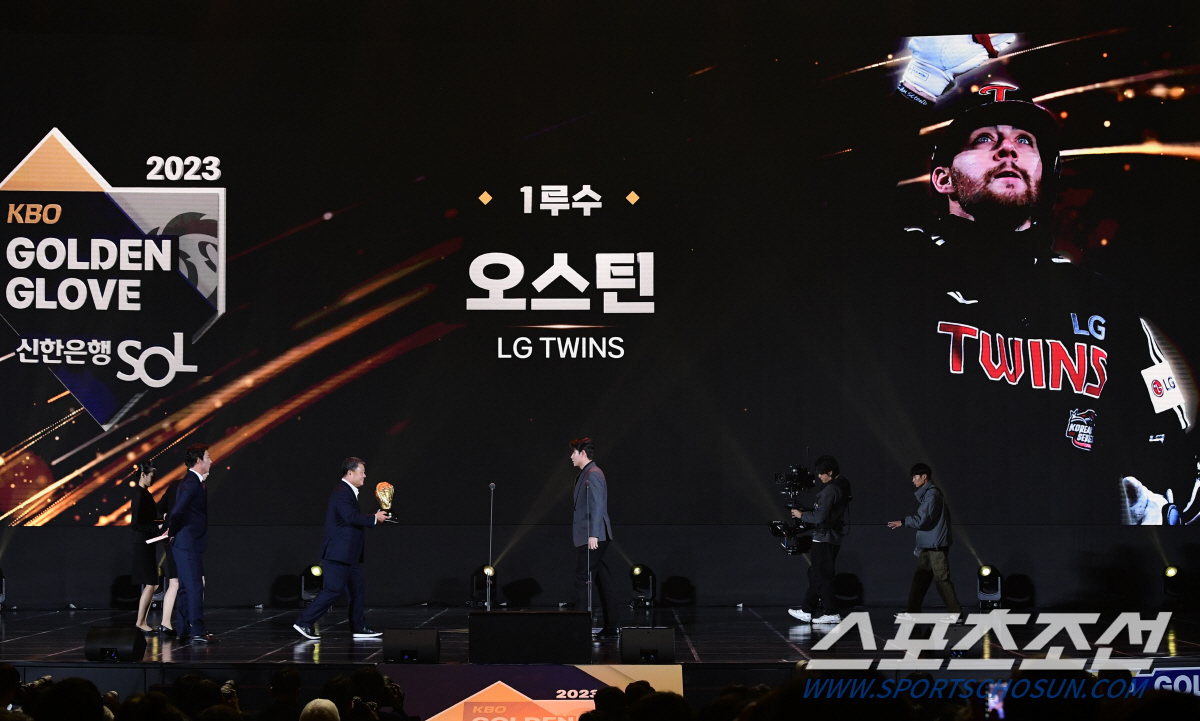 29년만에 우승 LG, 골든글러브까지 경사. 22년만에 3명 배출. 오스…