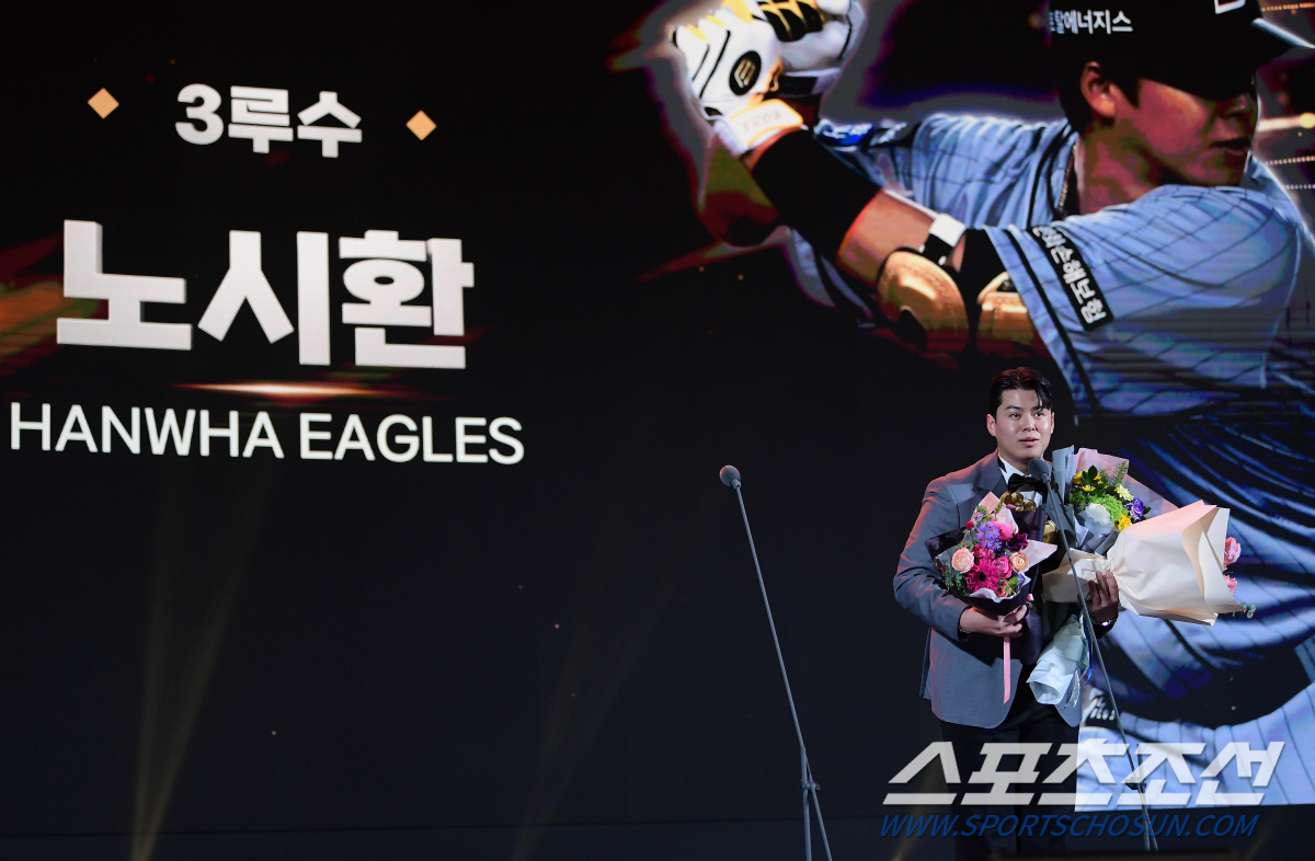 이범호가 전달한 3루수 골든글러브에 담긴 진심, '제2의 이범호' 넘어 …