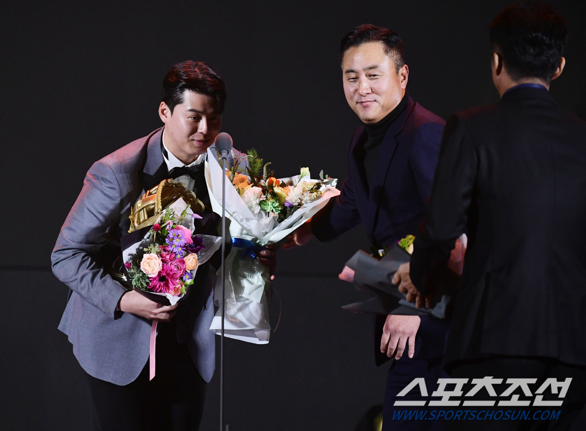 이범호가 전달한 3루수 골든글러브에 담긴 진심, '제2의 이범호' 넘어 …