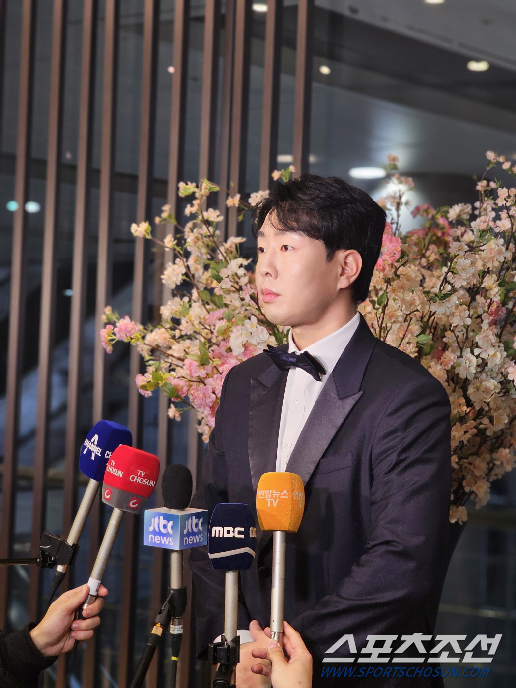 "캡틴 축하하면 된다" 쿨하게 찾아온 14시즌 빈손 최고 외야수, '박민…