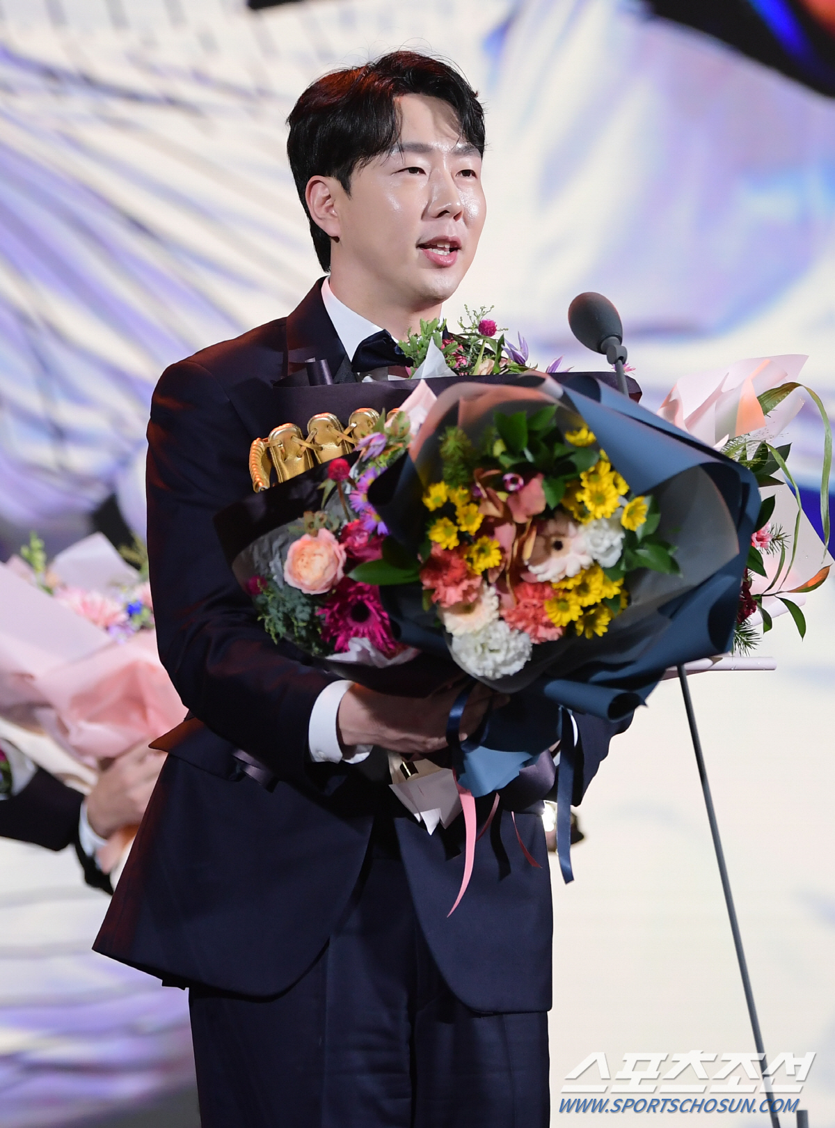 "캡틴 축하하면 된다" 쿨하게 찾아온 14시즌 빈손 최고 외야수, '박민…
