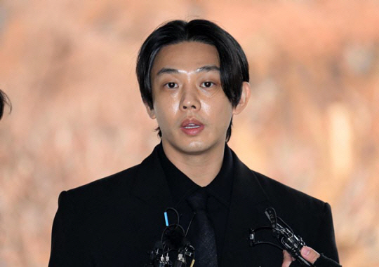 유아인 "피해 보신 분께 죄송"..마약 181회 투약→불법처방 첫 공판 …