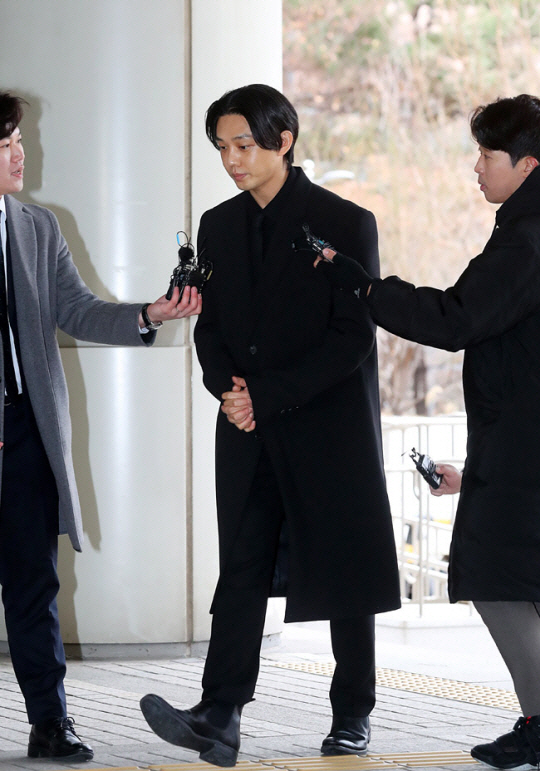 유아인 "피해 보신 분께 죄송"..마약 181회 투약→불법처방 첫 공판 …
