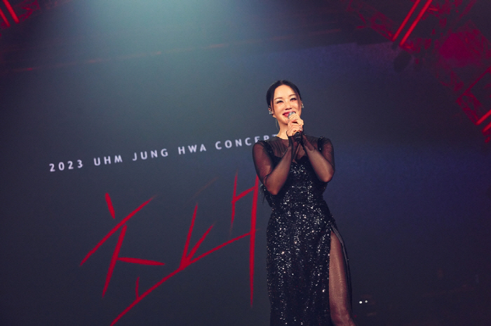 "목 다쳐 보낸 안타까운 10년" 엄정화, 24년만 콘서트 성료 소감 […