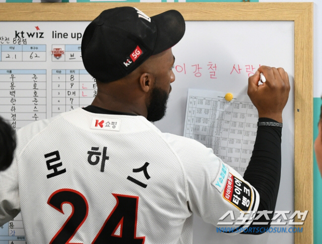로하스와 재회하는 이강철 감독 "47홈런? 20개만 쳐줘도 '땡큐'입니다…