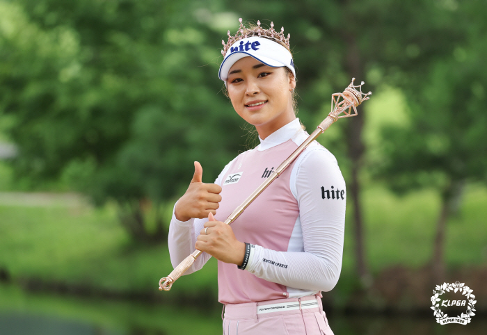 '3년 자격정지' 중징계 윤이나, 필드 복귀? 14일 KLPGA 이사회 …