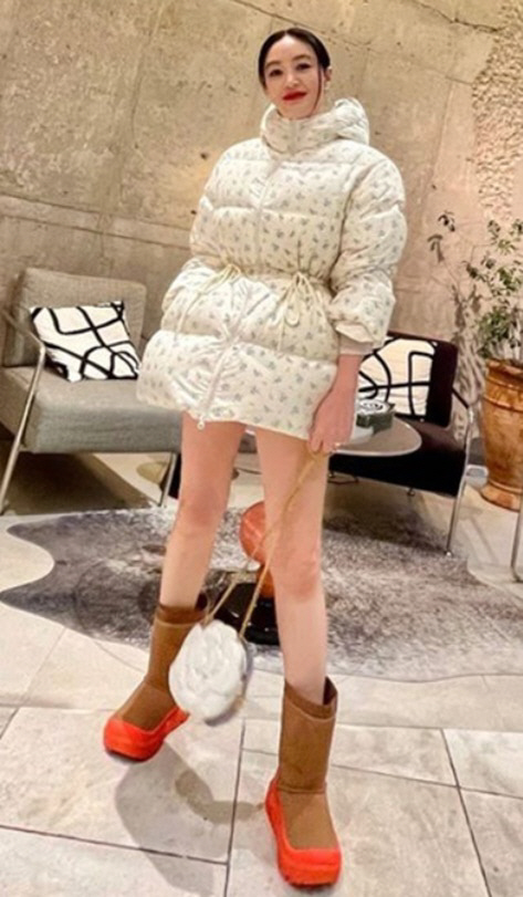 김혜수, 한겨울에 과감한 하의실종..53세 안 믿기는 각선미