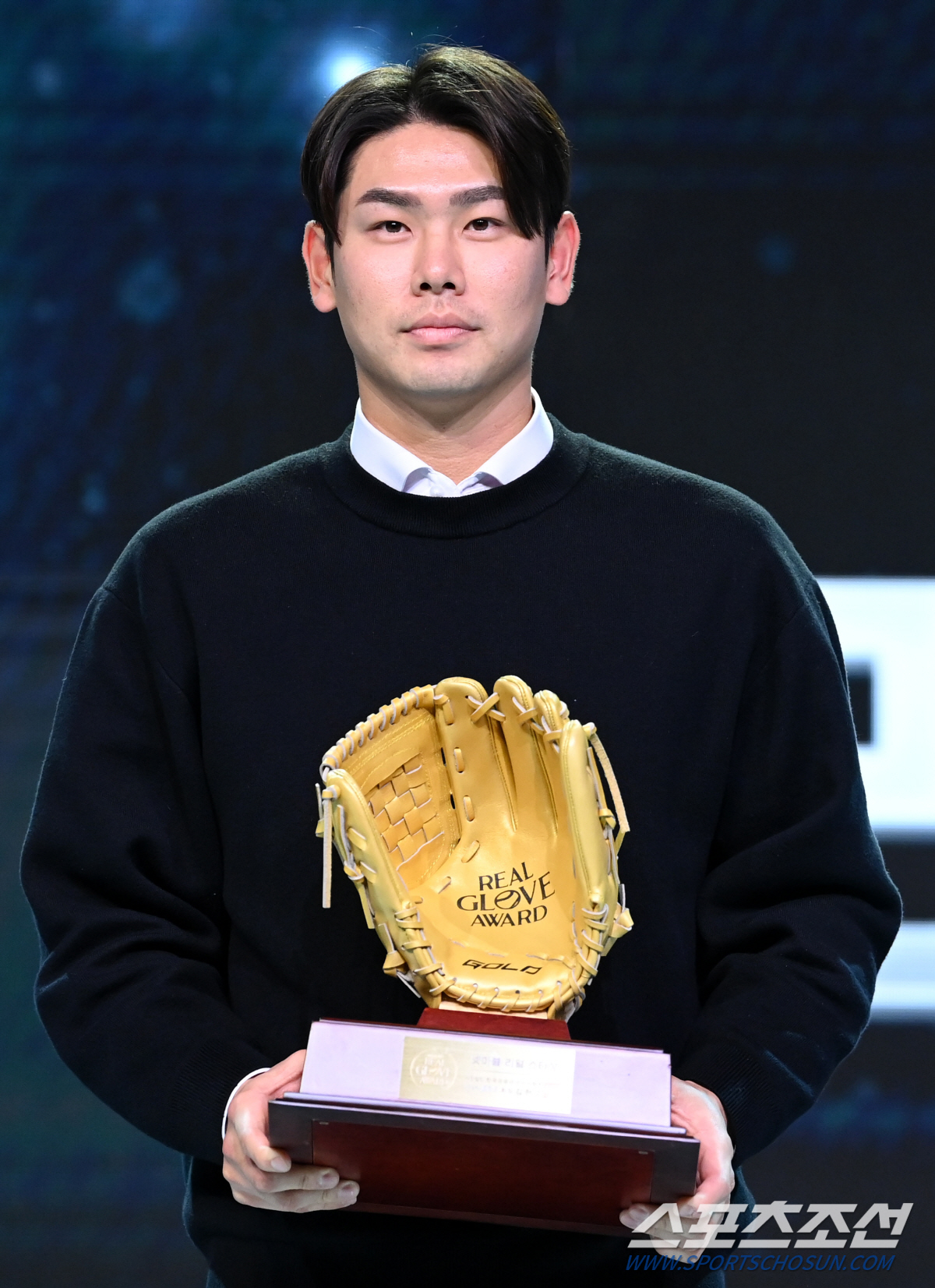 "겨우 설득해서 모시고 왔다." 최고의 공격 첨병. 황금장갑 든 자랑스런…