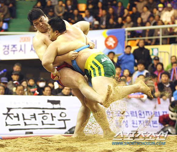 "으랏차차!K씨름" 세기의 라이벌,이태현X황규연이 제주 청스한 모래판에 …