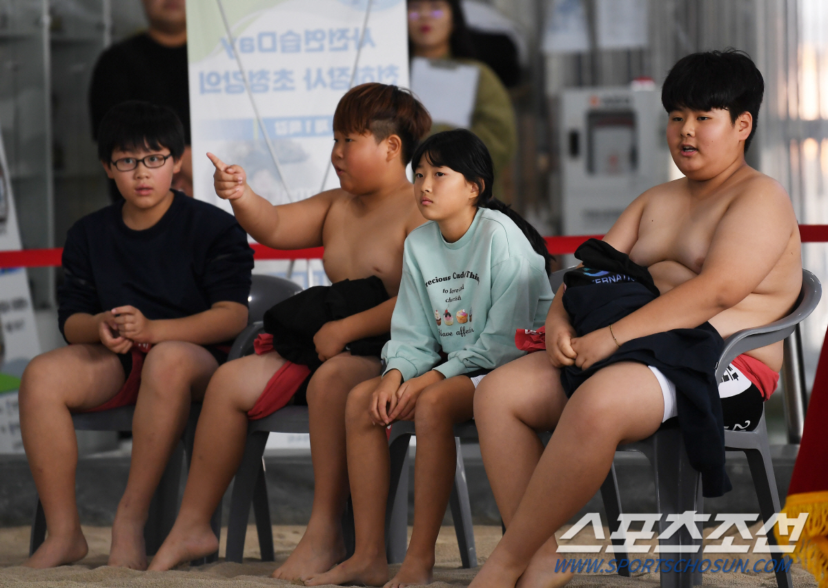 "으랏차차!K씨름" 세기의 라이벌,이태현X황규연이 제주 청스한 모래판에 …