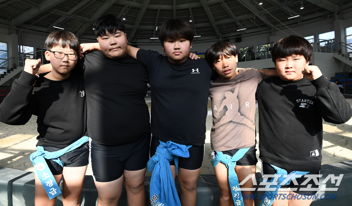 "으랏차차!K씨름" 세기의 라이벌,이태현X황규연이 제주 청스한 모래판에 …