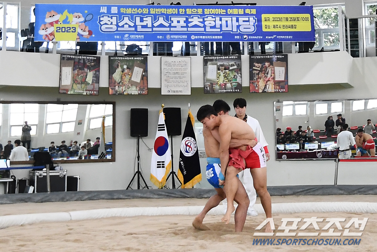 "으랏차차!K씨름" 세기의 라이벌,이태현X황규연이 제주 청스한 모래판에 …