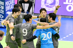 '에스페호 서브쇼&임동혁 폭발' 대한항공, 한국전력 8연승 저지→3연패 탈출 '2위 탈환' [수원 리뷰]
