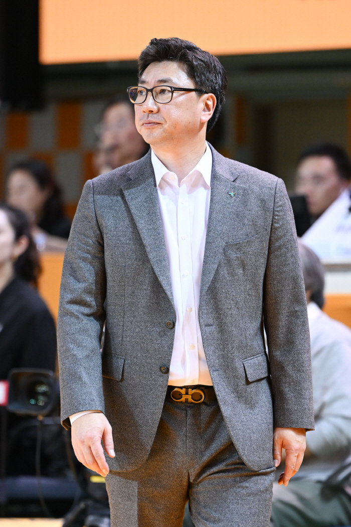 [현장인터뷰] 하나원큐 김도완 감독 "한계인 것 같다. 박지수 역시 강했다"