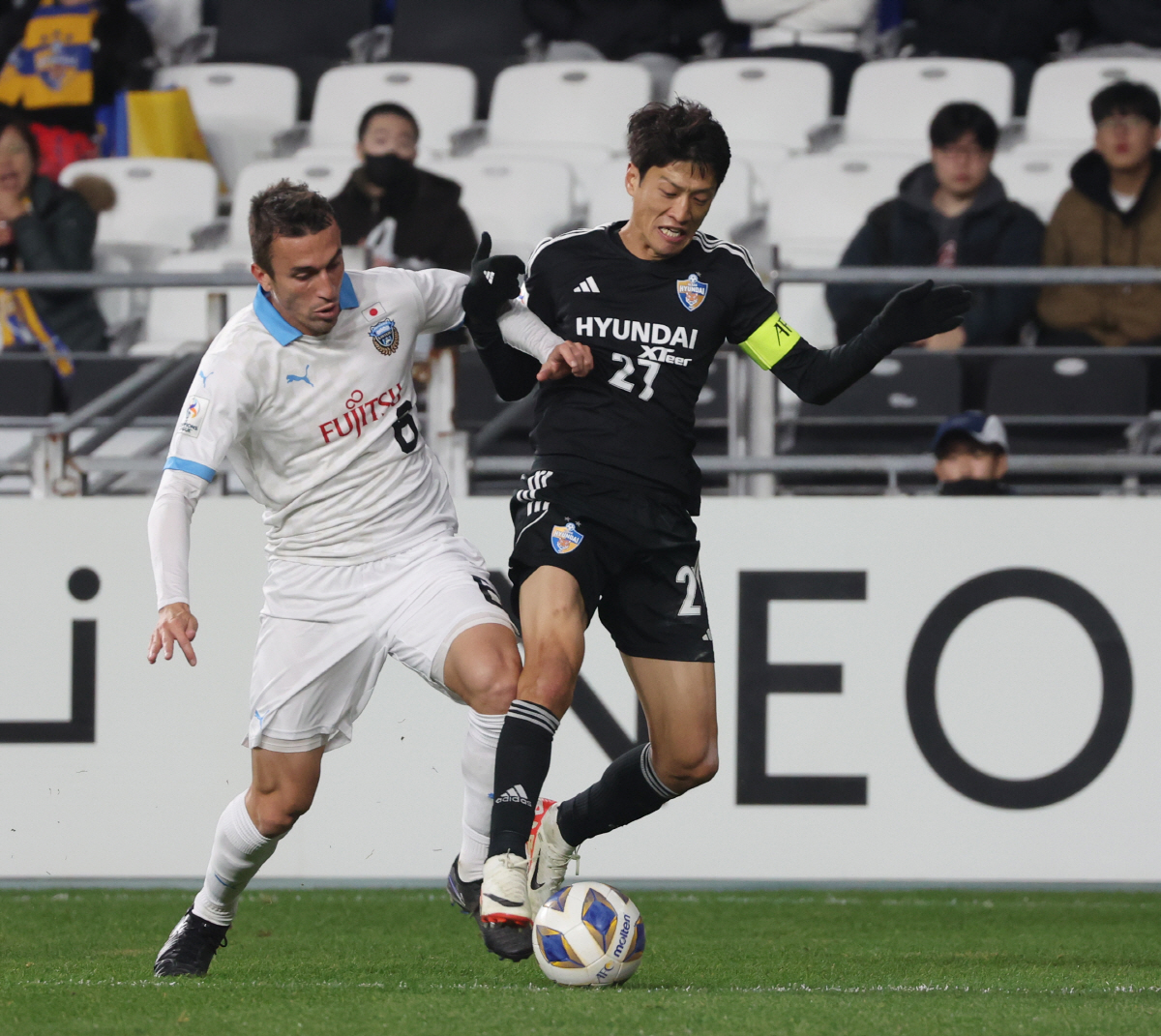 '축구도사' 35세의 이청용 '두 마리 토끼' 다 잡았지만, 여전히 축구…