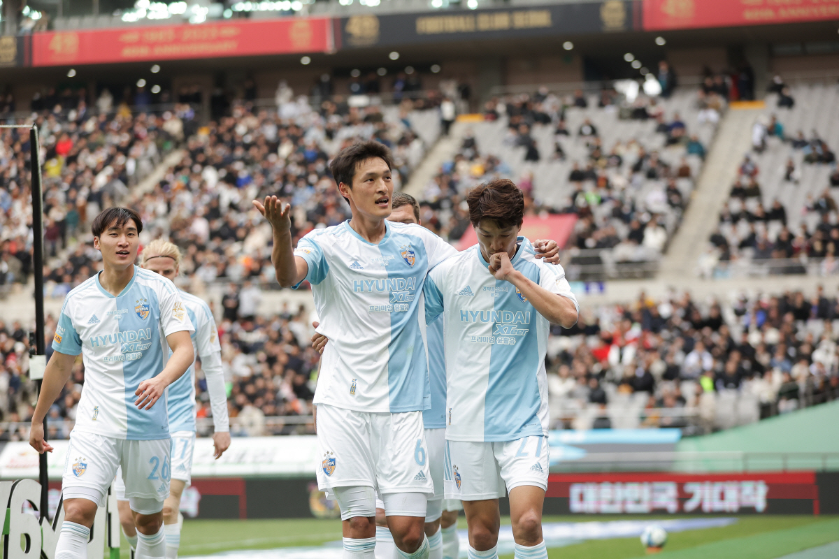'축구도사' 35세의 이청용 '두 마리 토끼' 다 잡았지만, 여전히 축구…