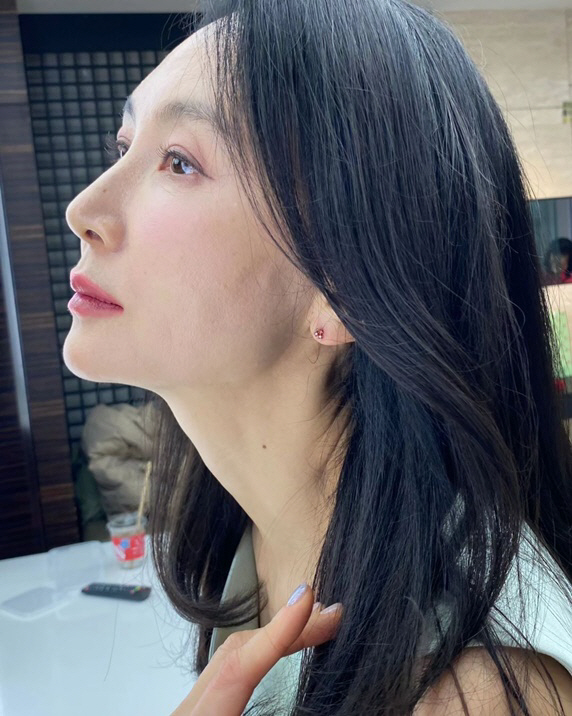 '55세' 채시라, 베일듯한 턱선+주름 하나 없는 피부 '독보적 동안미모…