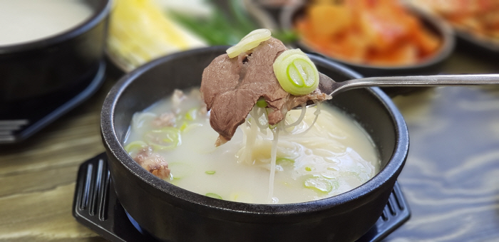 눈물 흘리며 설렁탕 먹고 있자 조용히 사이다 주며 어깨 토닥여준 점원