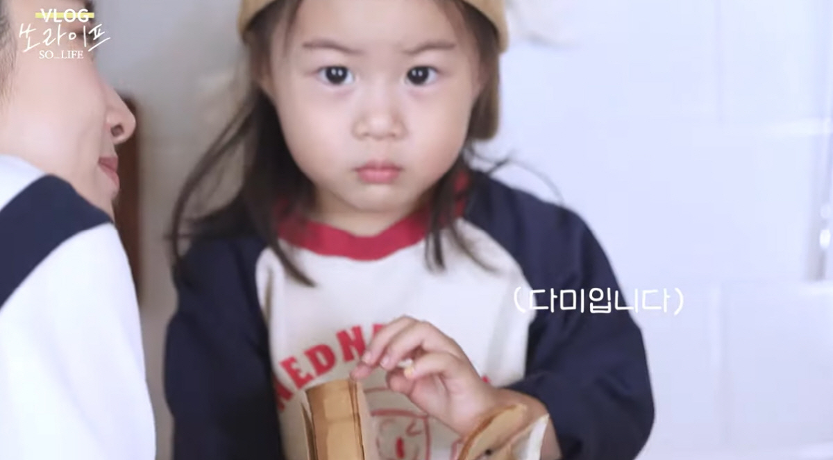 강소라, 3세 첫째 딸 최초 공개..母 닮아 넘치는 끼 "관심 받는 거 …