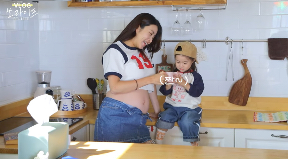 강소라, 3세 첫째 딸 최초 공개..母 닮아 넘치는 끼 "관심 받는 거 …