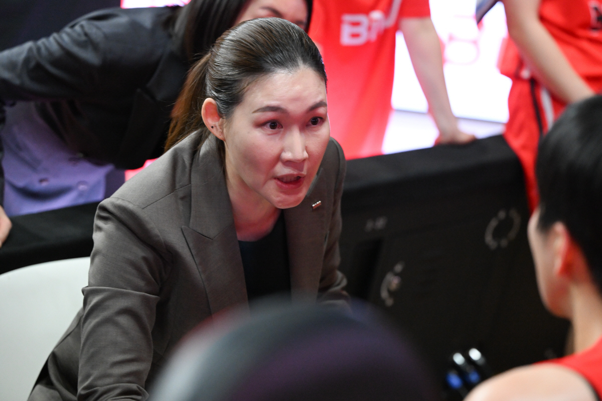 [WKBL 현장코멘트] 5연패 고개숙인 박정은 BNK썸 감독, "이소희에…