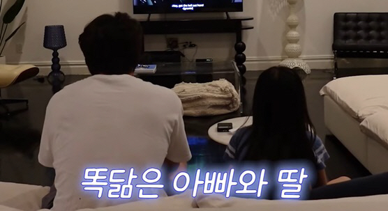 손태영, ♥권상우·딸 똑닮은 모습에 '깜짝'..팔찌 만들어주는 다정한 딸…