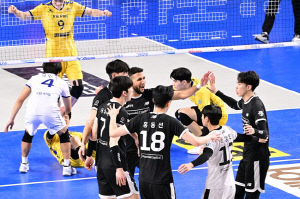'아흐메드 37점 대폭발' 기사회생 현대캐피탈, 6연패 후 2연승…KB 최하위[천안 리뷰]