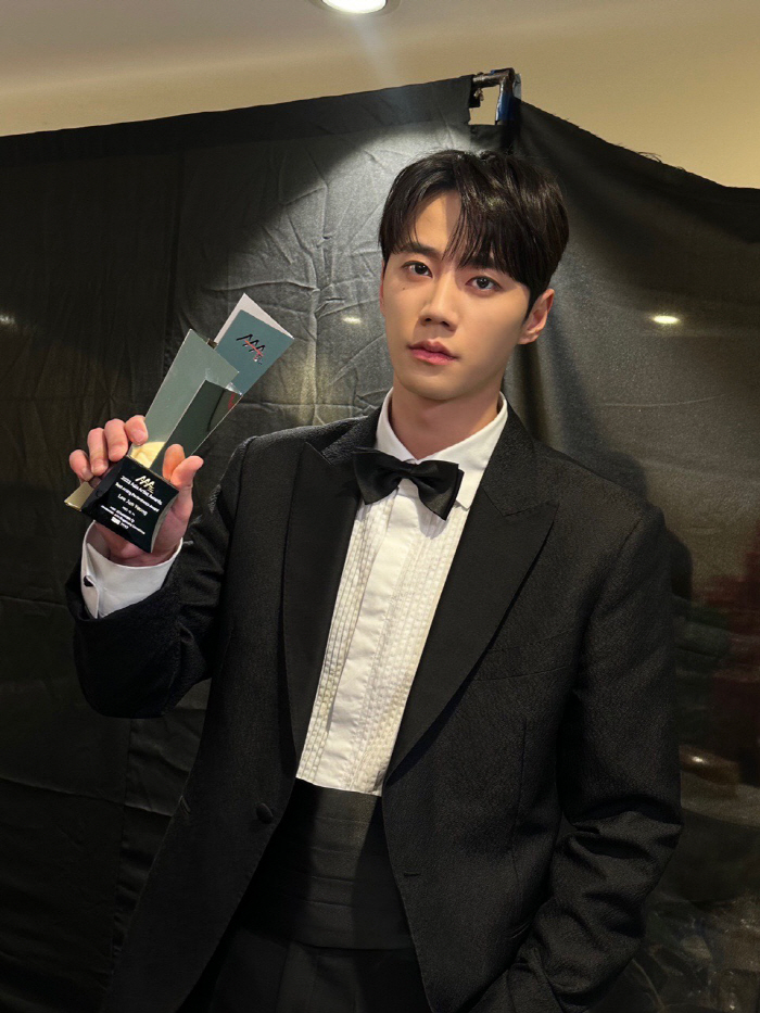 '마스크걸'→'용감한 시민' 이준영, AAA 베스트 액팅 퍼포먼스 수상 …