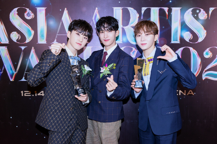 세븐틴, '2023 AAA' 대상 2관왕..시상식 피날레 "캐럿, 정말 …