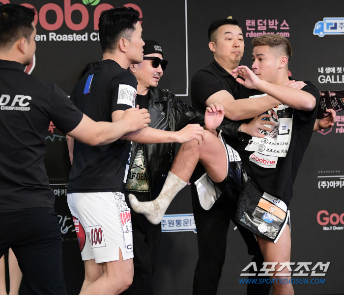'간장 테러범' 일본 파이터 이번엔 윤형빈 가슴 밀쳤다. 심호흡만 여러번…