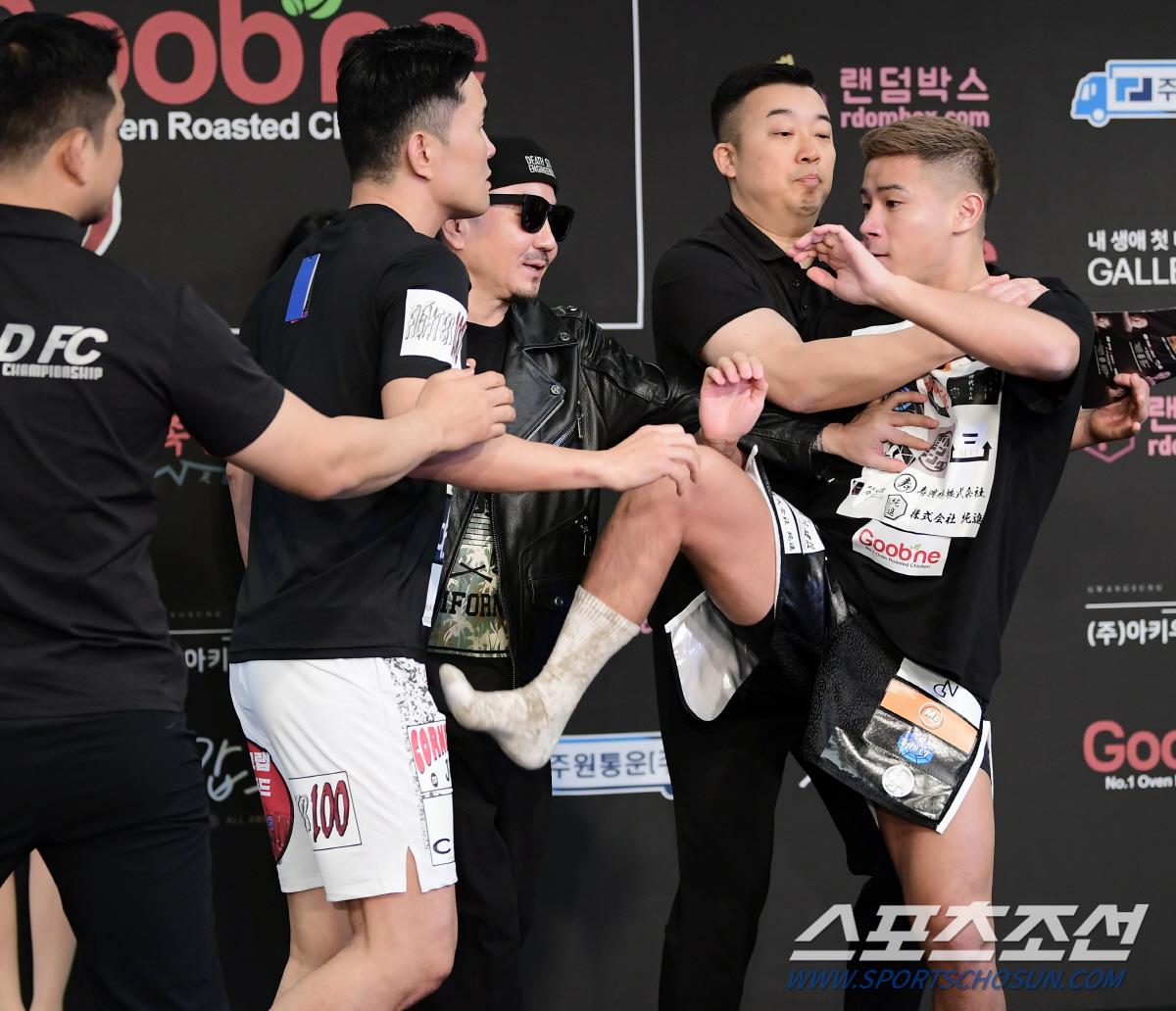 '간장 테러범' 일본 파이터 이번엔 윤형빈 가슴 밀쳤다. 심호흡만 여러번…
