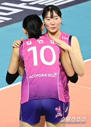 '돌아와 줘서 고맙다' 16개월 만에 부상 복귀한 박혜진 따스히 안아준 김연경[인천 현장]