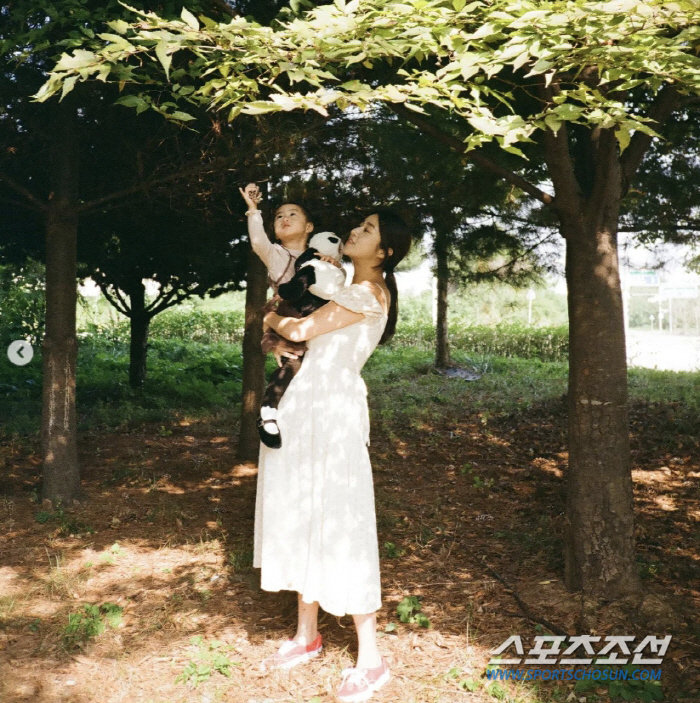"소심한 관종이다". '걸그룹 센터각' 강소라 첫째 딸, 미모 뿐만 아니…