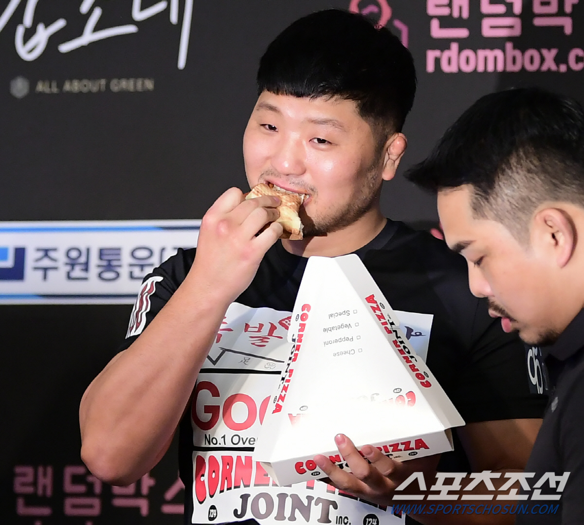 '사상 초유' 피자 먹으며 저울 올라가는 파이터가 있다. 그게 권아솔이라…