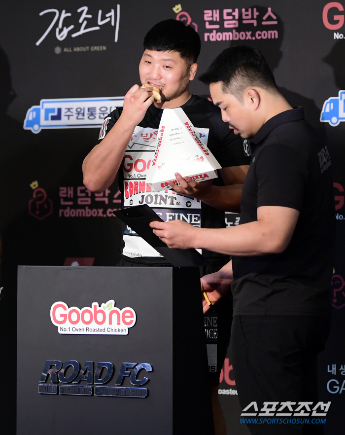 '사상 초유' 피자 먹으며 저울 올라가는 파이터가 있다. 그게 권아솔이라…
