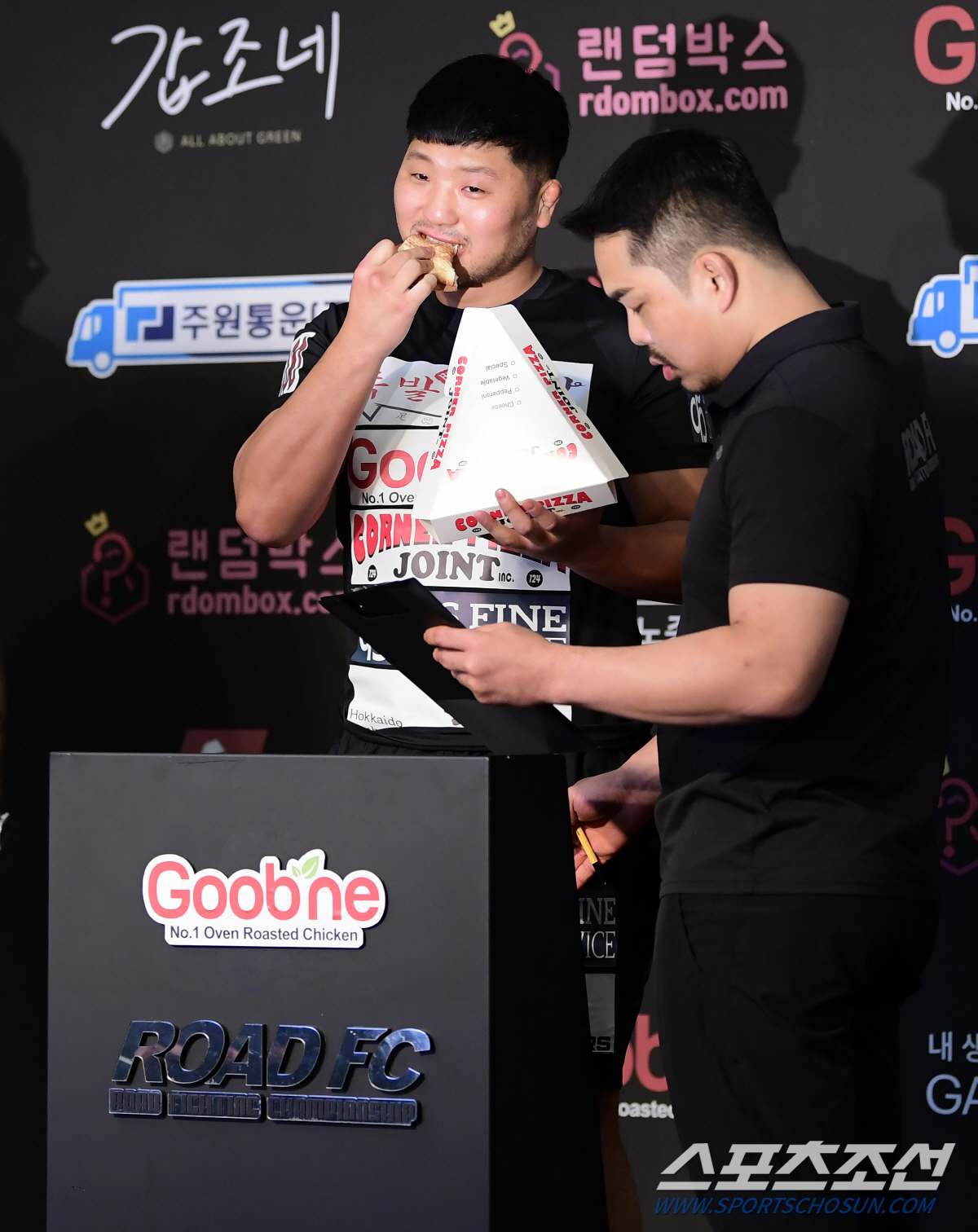 '사상 초유' 피자 먹으며 저울 올라가는 파이터가 있다. 그게 권아솔이라…