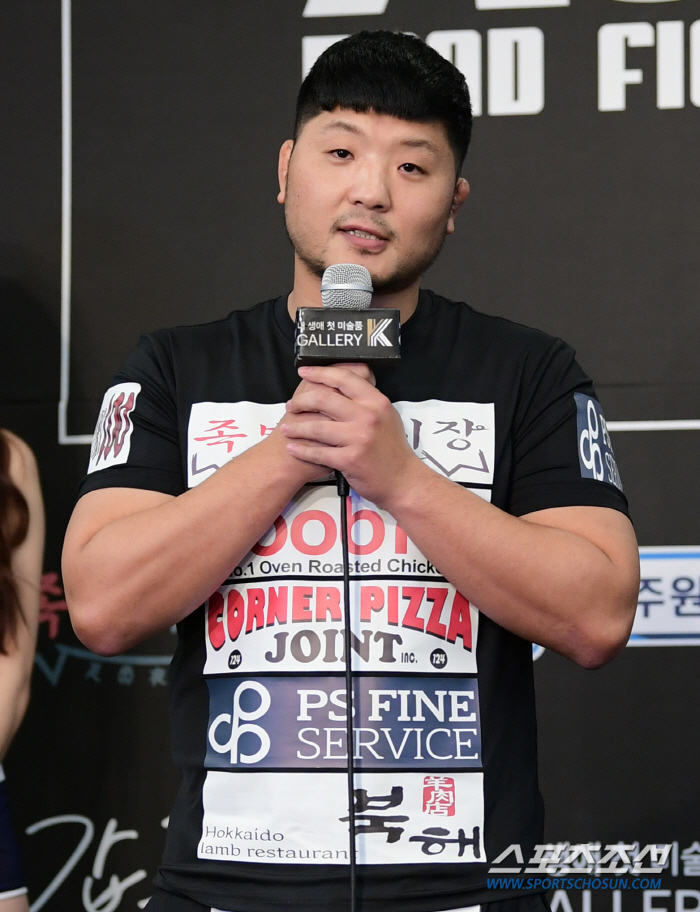'사상 초유' 피자 먹으며 저울 올라가는 파이터가 있다. 그게 권아솔이라…
